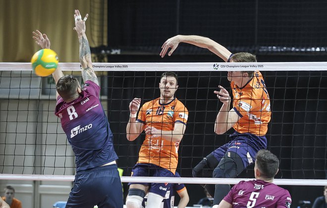 Odbojkarji poljskega kluba niso zdržali vseh napadov ACH Volleyja, tokrat je udaril Sašo Štalekar. FOTO: Jože Suhadolnik