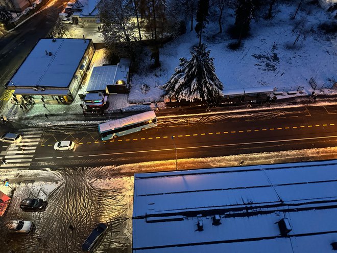 V Kranju je prvi sneg tako pobelil strehe. FOTO: Pi. K.