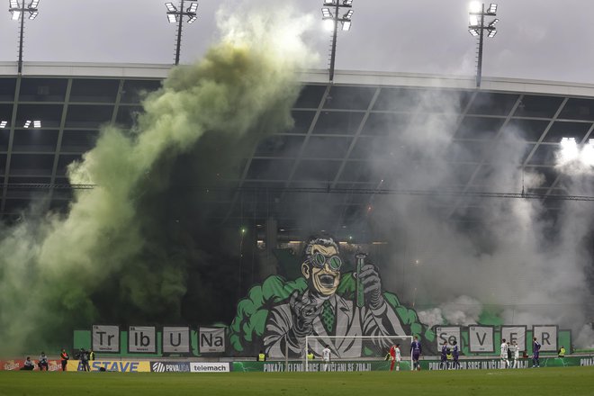 Veliki derbi v Stožicah je dobil tudi epilog pri disciplinskem sodniku pri Nogometni zvezi Slovenije. Navijaški skupini Green Dragons in Viole sta kluboma pridelala za skoraj 25.000 evrov kazni. FOTO: Leon Vidic/Delo