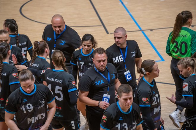 Miroslav Benicky (z inicialkami MB) je bil 17. t. m. pomočnik trenerja v ženskem klubu Hodonin. FOTO: HKH