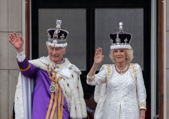 Kronanja so se udeležili ugledni gostje z vsega sveta, naslednji večer pa je na gradu Windsor potekal koncert z zvezdniško zasedbo. Na fotograiji kralj Karel III. z ženo Camillo. FOTO: AFP