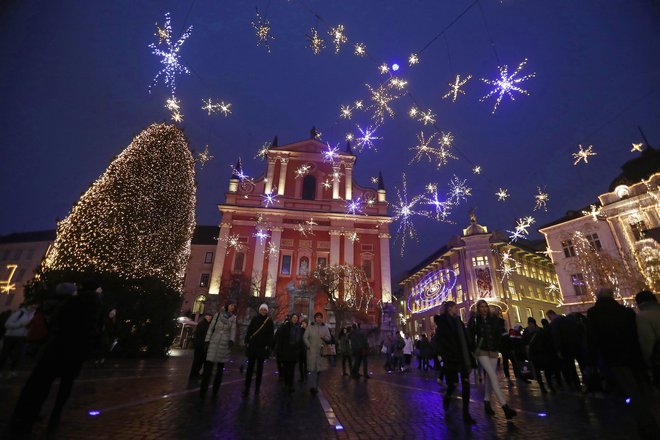 V Ljubljani bodo praznične lučke letos zasvetile konec novembra. (Fotografija je arhivska.) FOTO: Leon Vidic/Delo