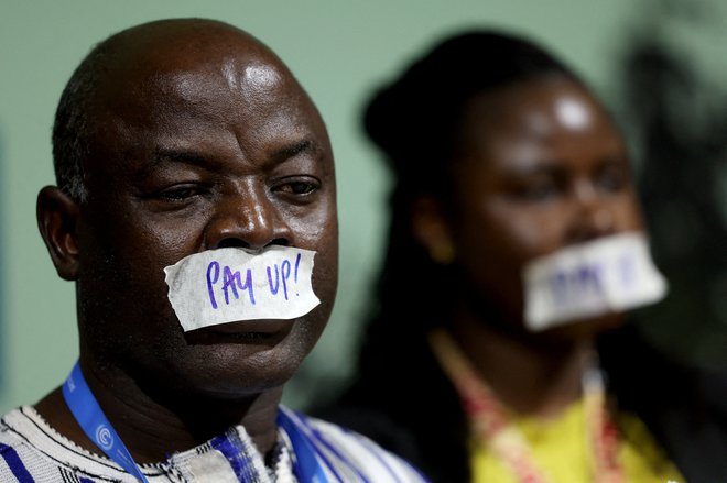 Med konferenco ZN o podnebnih spremembah COP29 v Bakuju aktivisti na protestu pozivajo razvite države, naj zagotovijo financiranje za boj proti podnebnim spremembam. Foto: Murad Sezer/Reuters