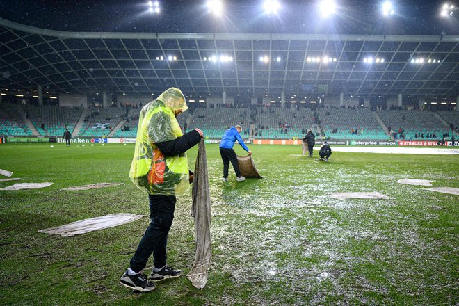 Pred slabim letom dni, 30 novembra, je poplavljeno igrišče v Stožicah, na katerem sta se v konferenčni ligi v vaterpolskih razmerah pomerila Olimpija in Lille, sprožilo posmeh tudi zunaj Slovenije. FOTO: Jure Makovec AFP