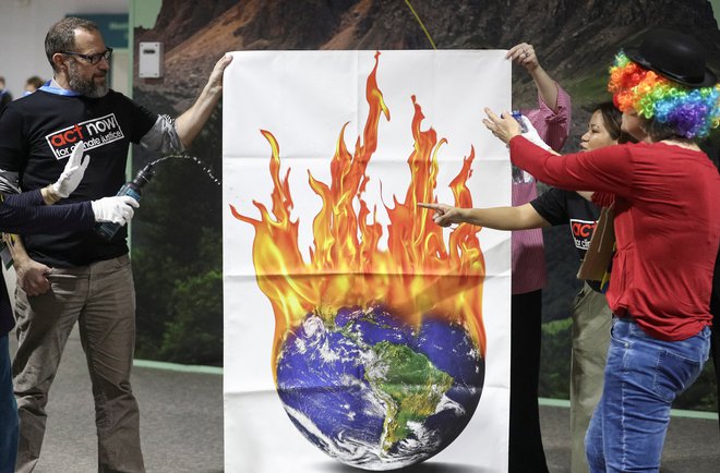 Podnebno konferenco Združenih narodov (Cop29) v Bakuju so znova zaznamovali številni prostesti okoljskih aktivistov. FOTO: Aziz Karimov/Reuters