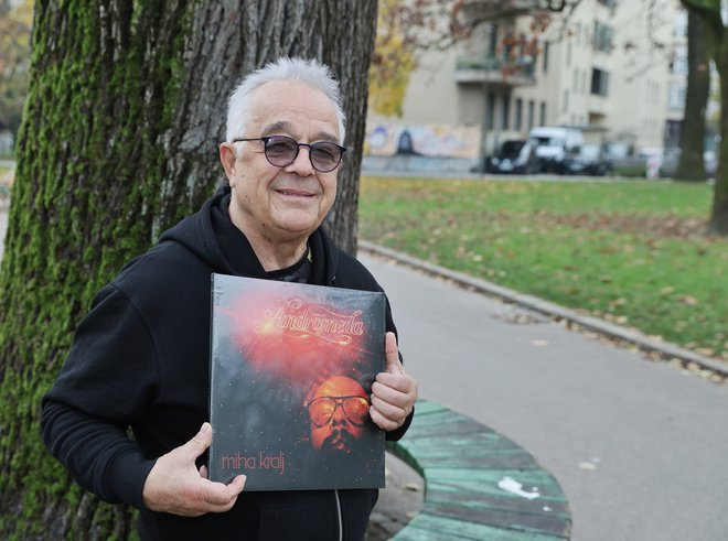 Miha Kralj s svojim kultnim prvencem Andromeda, prvo ploščo z elektronsko ambientalno glasbo na tleh nekdanje Jugoslavije. FOTO: Jože Suhadolnik