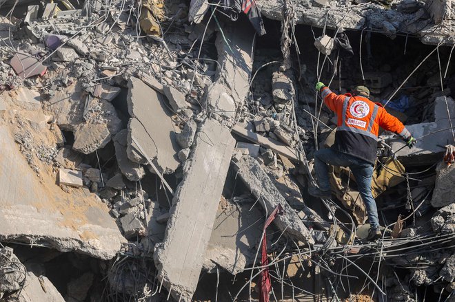 Današnje uničenje po izraelskem napadu na območju južno od mesta Gaza. FOTO: Omar Al-Gattaa/AFP