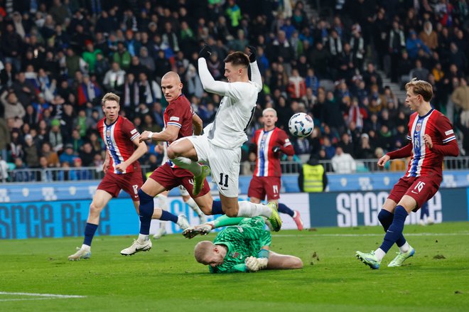 Benjamin Šeško se bo za obstanek v ligi B meril s slovaškimi tekmeci in vratarjem. FOTO: Leon Vidic