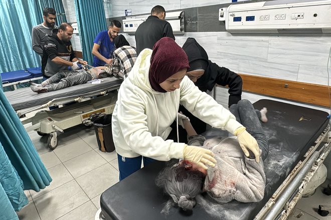 Bolnišnicam v enklavi, kjer izraelska vojska že več kot eno leto izvaja genocidno vojno, grozi omejitev ali prekinitev izvajanja storitev zaradi pomanjkanja goriva. FOTO: Afp