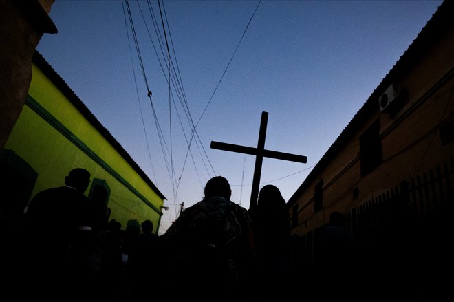 Eksperimentalni projekt z naslovom »Deus in Machina« je bil del širše raziskovalne pobude, namenjene preučevanju odzivov ljudi na umetno inteligenco kot možno versko avtoriteto. FOTO: Mariana Nedelcu Reuters