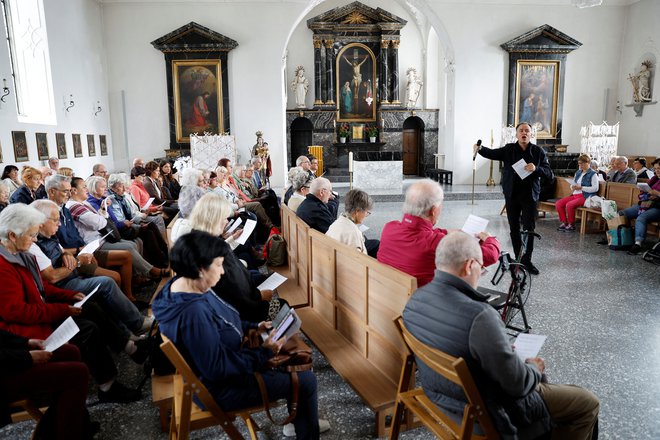 Cerkev »Peterskapelle« v švicarskem mestu Luzern znotraj. FOTO: Stefan Wermuth/Reuters