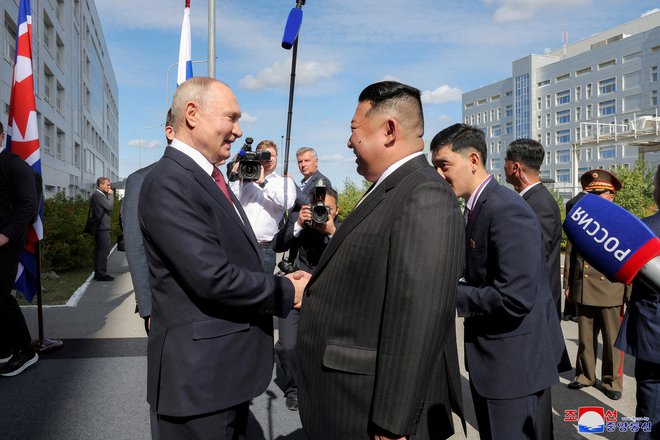 Ruski predsednik Vladimir Putin in severnokorejski voditelj Kim Džong Un med srečanjem na vzhodu Rusije septembra lani. FOTO: Reuters