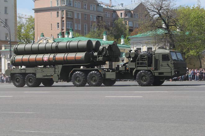 Mobilni protiletalski in protibalistični raketni sistem S-400 Triumf. FOTO: Wikipedia/Соколрус