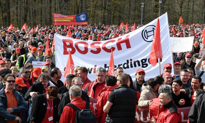 Delavci Boscha protestirajo proti odpuščanjem. FOTO: Thomas Kienzle/AFP