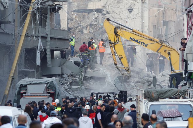 V soseski Basta je izgubilo življenje najmanj enajst ljudi. FOTO: Adnan Abidi/Reuters