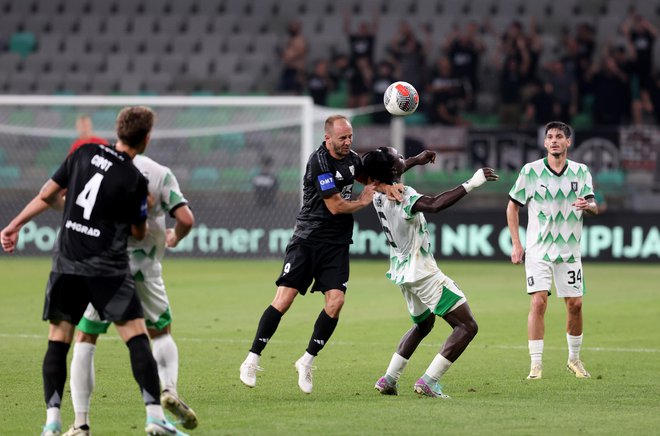 Nogometaše Olimpije v Fazaneriji čaka težka naloga. FOTO: Blaž Samec/Delo