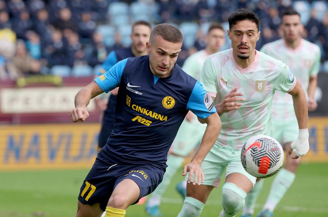 Celjani so dosegli le en gol v derbiju 1. SNL proti neugodnim Koprčanom, a je zadostoval za zmago. Strelec je bil Ivan Brnioć (levo). FOTO: Blaž Samec/Delo