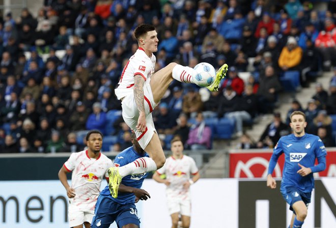 Slovenski nogometni reprezentant Benjamin Šeško je poskušal tudi z akrobatskimi vložki v Hoffenheimu, toda gola ni zabil. Povrhu je njegov Leipzig v zadnnjih desetih minutah zapravil zmago. FOTO: Heiko Becker/Reuters