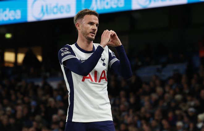 Tottenham je v gosteh premagal serijskega angleškega prvaka Manchester City. Dva gola je zabil slavljenec James Maddison. Za 28. rojstni dan si lepšega darila ni mogel zaželeti. FOTO: Lee Smith/Action Images Via Reuters