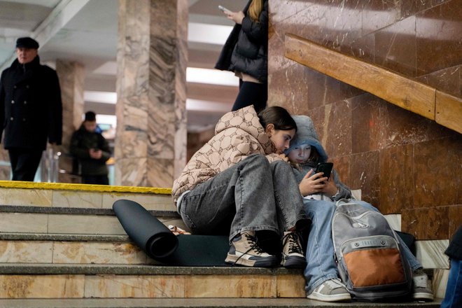 Medtem ko se v Evropi po zadnjih zaostrovanjih sprašujemo, ali se utegne vojna iz Ukrajine razširiti tudi drugam, so za otroke v Kijevu postaje podzemne železnice skoraj vsak dan zatočišče pred ruskimi raketami. FOTO: Tetiana Džafarova/Afp