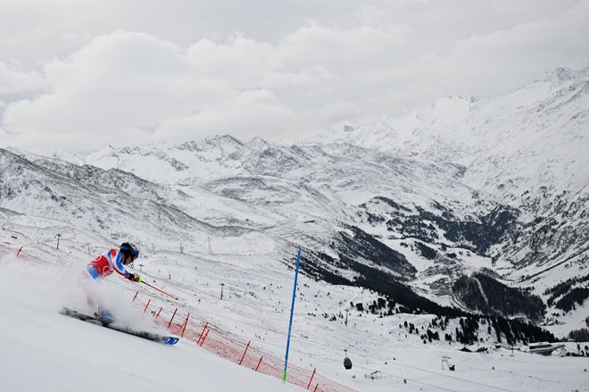 Tekma v Gurglu je potekala v pravi zimski kulisi. FOTO: Angelika Warmuth/Reuters