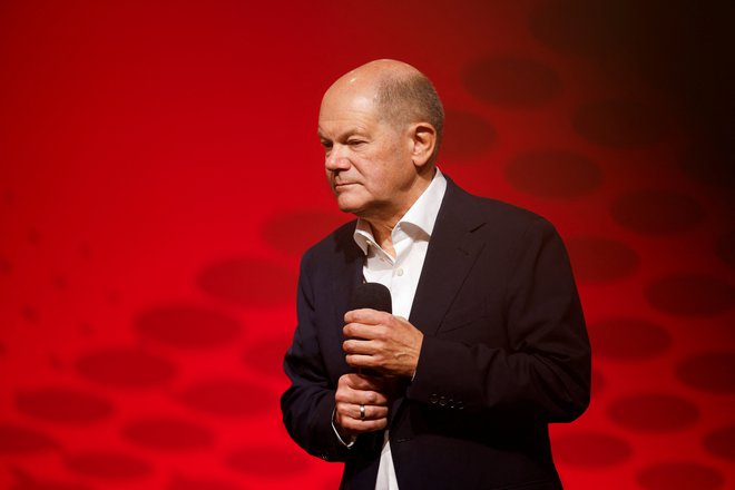 Kanclerja Olaf Scholz bodo v SPD danes vendarle imenovali za kanclerskega kandidata. Od razpada njegove koalicije je bilo znotraj SPD burno, saj so nekateri na tem položaju želeli v javnosti zelo priljubljenega ministra za obrambo Borisa Pistoriusa. FOTO: Axel Schmidt/REUTERS