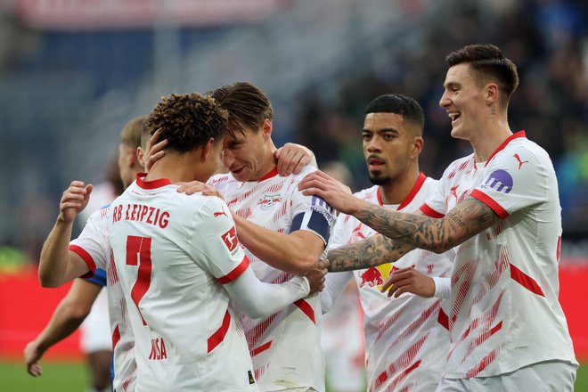 Antonio Nusa (levo) je z odlično igro navdušil tudi Benjamina Šeška (desno). FOTO: Daniel Roland/AFP