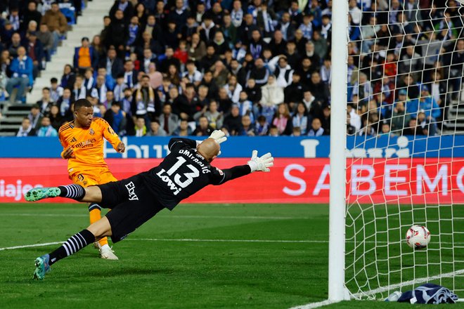 Kylian Mbappe je takole načel mrežo Leganesa. FOTO: Oscar Del Pozo/AFP