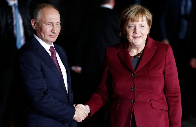 Angela Merkel Vladimirju Putinu ni bila tako blizu kot Gerhard Schröder, a tudi v njenem času je Nemčija ne glede na aneksijo Krima in zadržke vzhodnih sosedov pogosto upoštevala želje Moskve. FOTO Odd Andersen/AFP