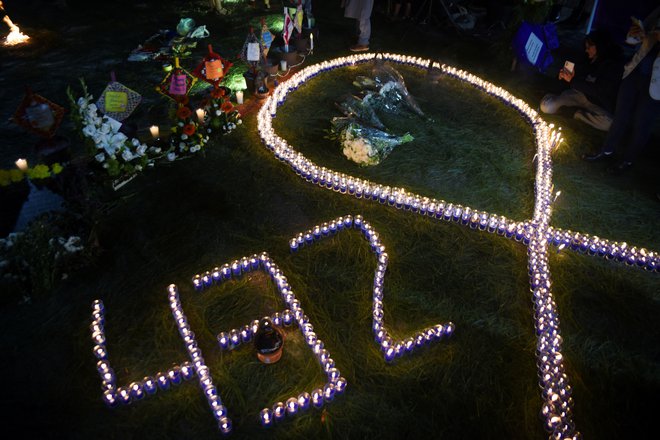 Prižiganje sveč v spomin na žrtve v Gvatemali. V svetu po podatkih Združenih narodov vsak dan povprečno 140 žensk in deklic izgubi življenje pod roko storilca, ki je z njimi v sorodu. FOTO: Cristina Chiquin/Reuters