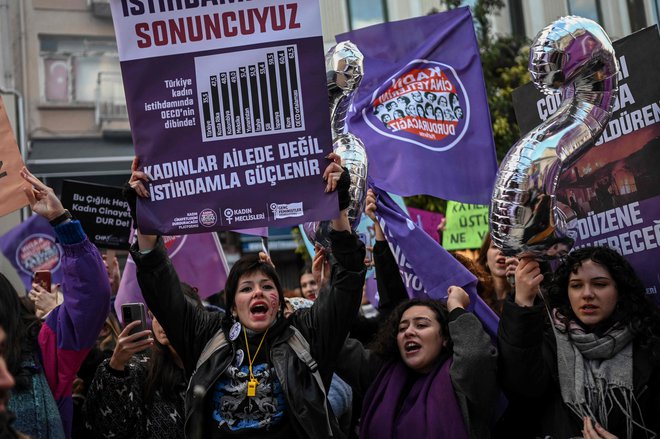 Demonstracije v Turčiji. Državni statistični urad navaja, da so ženske trikrat pogosteje žrtve nasilja v partnerskem odnosu kot moški. FOTO: Kemal Aslan/AFP