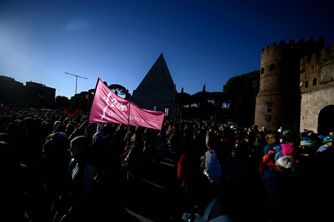 Aktivisti v Italiji korakajo s sloganom »Ženske proti nasilju«. FOTO: Filippo Monteforte/AFP