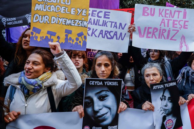 Turkinja Filiz Demiral (na sredini), katere hčer Ceydo Yuksel je umoril moški, je 24. novembra sodelovala na demonstracijah. FOTO: Kemal Aslan/AFP