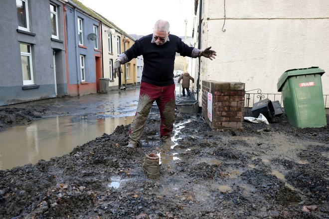 Na jugu Walesa so poplave že prizadele od 200 do 300 stavb. FOTO: Hollie Adams/Reuters