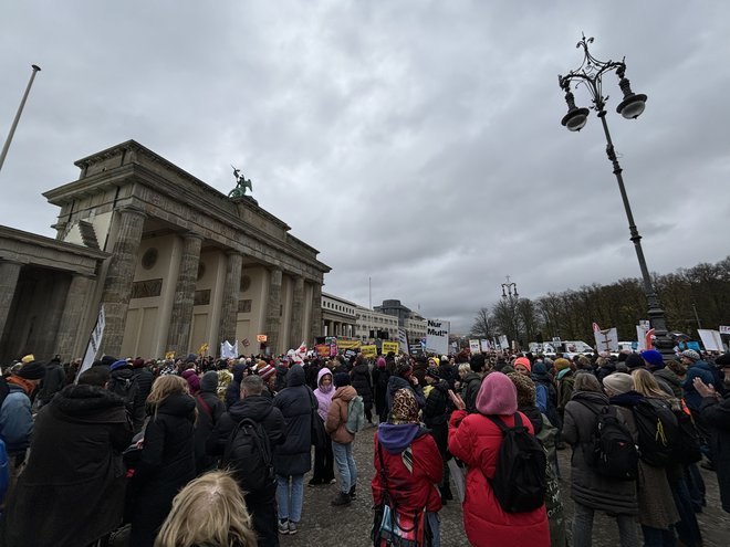 Osrednji protest proti rezom v kulturi se je odvijal 13. novembra pred Brandenburškimi vrati. FOTO: Pia Prezelj