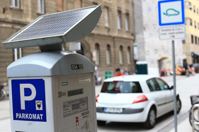 V ožjem mestnem središču bo parkiranje plačljivo vse dni v tednu, v coni 2 pa tudi ob sobotah. FOTO: Tomi Lombar/Delo 