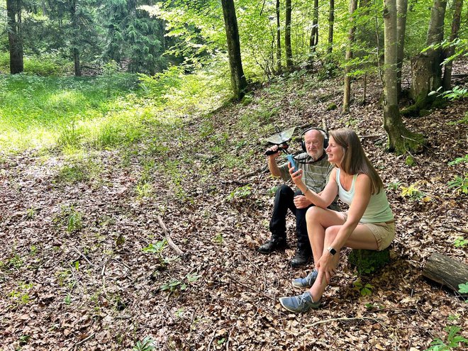 Z angleškima gostoma (na fotografiji s Holly Stanworth) je poleti na Idrijskem dan preživel tudi akademik Matija Gogala. FOTO: osebni arhiv družine Kenda