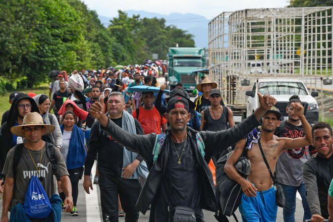 Vse bi se lahko postavilo na glavo, če bo na tisoče Latinoameričanov ­korakalo po Mehiki na jug, v drugi smeri kot doslej. FOTO: Isaac ­Guzman/AFP