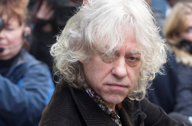 Bob Geldof z vsemi topovi zavrača očitke, da vztraja v stereotipni vlogi t. i. belega rešitelja in ohranja filozofijo kolonializma. FOTO: Neil Hall Reuters