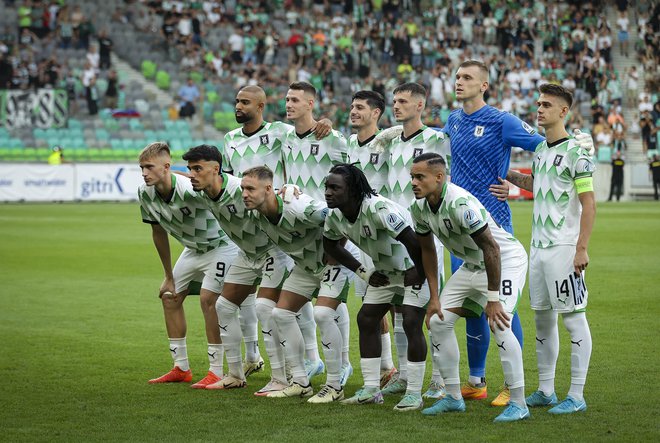 Dino Kojić (št. 9) je eno od odkritij sezone Olimpije. Foto Jože Suhadolnik