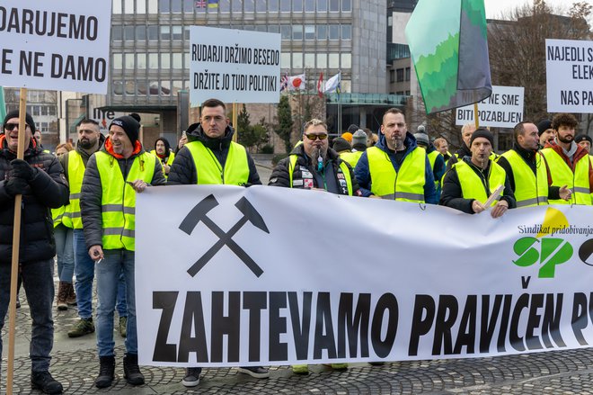 Rudarji zahtevajo pravični prehod. FOTO: Voranc Vogel/Delo