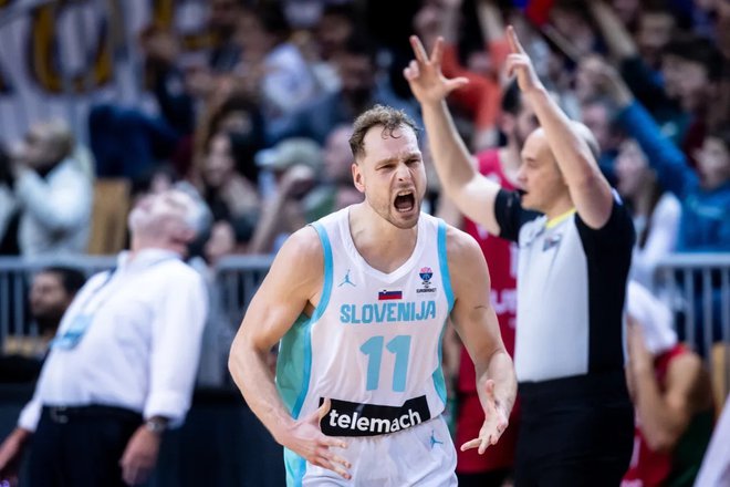 Jaka Blažič je s trojko minuto in pol pred koncem izenačil na 81:81. FOTO: Fiba