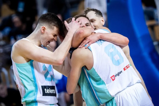 Veselje in olajšanje Slovencev po zmagi. FOTO: Fiba