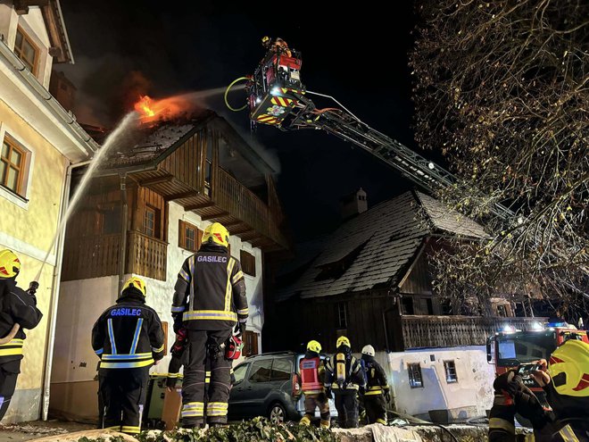 Požar se je razširil tudi na druga stanovanja in ostrešje hiše.  FOTO: PGD Tržič