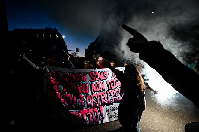 Protestnice v Milanu držijo transparent z napisom »Če bom jutri jaz, če se jutri ne vrnem, sestre, uničite vse!« FOTO: Piero Cruciatti/AFP