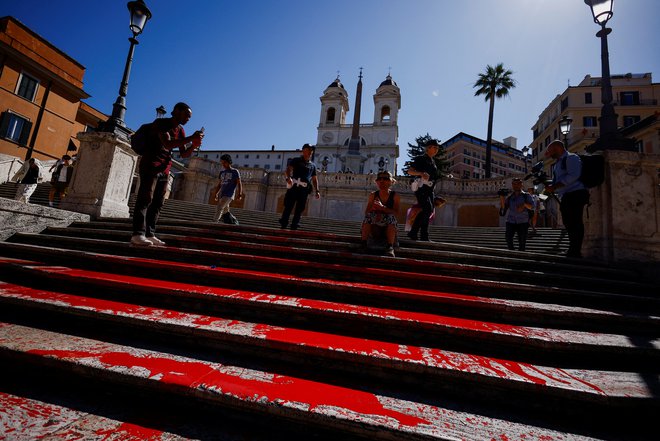 Španske stopnice po shodu »Bruciamo tutto« (»Požgimo vse«) v Rimu 26. junija 2024. FOTO: Guglielmo Mangiapane/Reuters