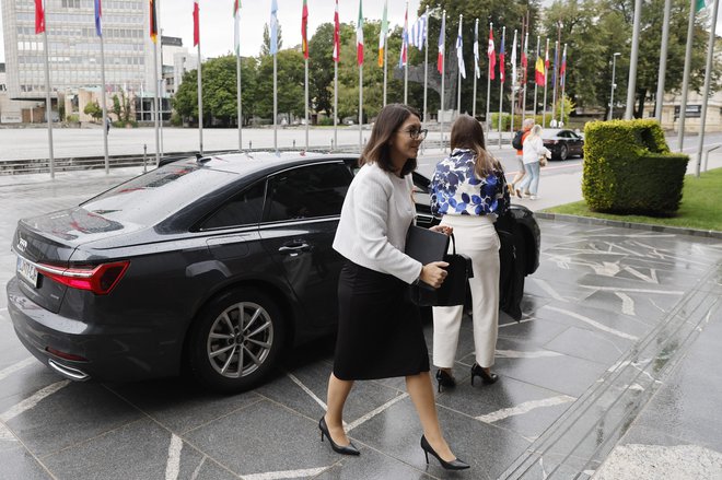 Obravnava se je nanašala na sum nepravilnosti pri vožnji s službenim vozilom takratne ministrice Stojmenove Duh. FOTO: Leon Vidic/Delo