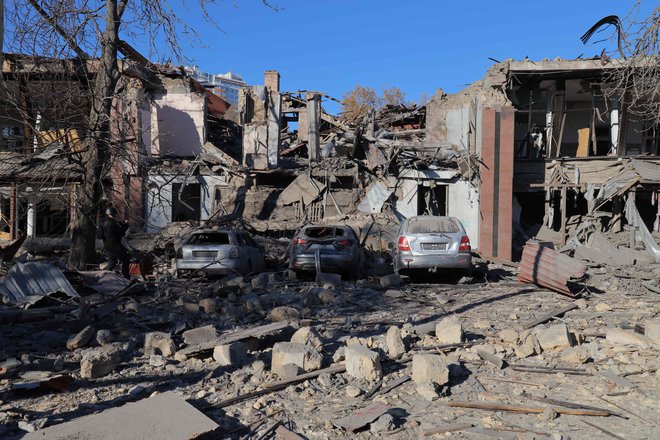 V napadu na Ukrajino so bile poškodovane tako zasebne kot stanovanjske stavbe. FOTO: Oleksandr Gimanov/AFP