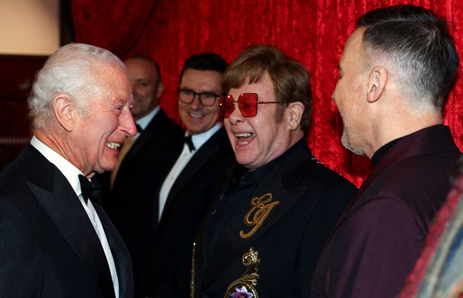 Sir Elton John v pogovoru s kraljem Karlom III. v londonski dvorani Royal Albert Hall, kjer je glasbenik predstavil novo pesem. FOTO: Toby Melville/AFP