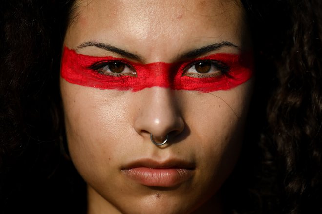 Portret ženske v Buenos Airesu med pohodom ob mednarodnem dnevu boja proti nasilju nad ženskami. Foto: Luis Robayo/Afp